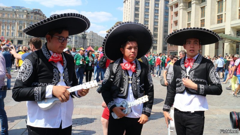 На Манежной сегодня мексиканцы днем отжигали перед матчем - с народом фоткались без проблем :)
Самые узнаваемые пока болелы -