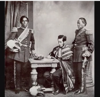 Если бассейн Конго   целый мир, то Мадагаскар   континент, а население его   причудливый бульон из самых разных ингредиентов. Как шло его заселение, не знает никто, точно известно одно: первые люди задолго до нашей эры пришли откуда-то из Полинезии, принеся с собой многие достижения тамошней культуры, МОНГОЛОИДНЫЙ облик и неповторимый, больше нигде в Африке не встречающийся язык. Затем пришли другие, кто-то, тоже неизмеримо давно, с юга Индостана, кто-то, несколько позже, из Африки, а еще позже на острове обосновались и арабы, привезшие с собой  сурабе  (первый алфавит), а вскоре слившиеся с аборигенами, и все это много столетий кряду бурлило и клокотало, определяя свое место. 
Правители Мадагаскара, основной народ  - из МОНГОЛОИДОВ.
Вот здесь хороший цикл статей по истории Мадагаскара.

Фотографии - Мадагаскарской знати.
Это своеобразные монголы - они еще и христиане.