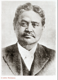 Если бассейн Конго   целый мир, то Мадагаскар   континент, а население его   причудливый бульон из самых разных ингредиентов. Как шло его заселение, не знает никто, точно известно одно: первые люди задолго до нашей эры пришли откуда-то из Полинезии, принеся с собой многие достижения тамошней культуры, МОНГОЛОИДНЫЙ облик и неповторимый, больше нигде в Африке не встречающийся язык. Затем пришли другие, кто-то, тоже неизмеримо давно, с юга Индостана, кто-то, несколько позже, из Африки, а еще позже на острове обосновались и арабы, привезшие с собой  сурабе  (первый алфавит), а вскоре слившиеся с аборигенами, и все это много столетий кряду бурлило и клокотало, определяя свое место. 
Правители Мадагаскара, основной народ  - из МОНГОЛОИДОВ.
Вот здесь хороший цикл статей по истории Мадагаскара.

Фотографии - Мадагаскарской знати.
Это своеобразные монголы - они еще и христиане.