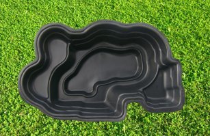 Я конечно понимаю, что тут кто-то делал по принципу "в колхозе и так сойдёт", но это просто ужасно. Плёнке, особенно вот такой, конец придёт ну очень скоро. И сооружение быстро превратится из "пруда" в клумбу или альпийскую горку (что, кстати, более практично). Если уж действительно решили делать пруд на участке, понадобятся какие-никакие деньги. 
Самый дешевый вариант - использовать готовые пластиковые формы. Емкость - до 5-6 тысяч литров при желании. И, разумеется, насос. Без циркуляции воды ваш пруд превратится в комариное болото. От отца мне остался "пруд" на даче. Изначально это был бассейн. Огромный (примерно 7х5м) бассейн 1.5-2м глубины, с гидроизоляцией и бетонными стенами. Но это недешёвое сооружение было сделано настолько тупо и непрофессионально, что его хватило на сезон. Самое главное - не было предусмотрено циркуляции, фильтрации. Кто-то наивно думал, что достаточно залить один раз воду из поливалки и вот он, прозрачный голубой бассейн как на картинках на всю жизнь)) Через месяц стало ясно, что воду, оказывается, нужно менять. Но выкачивать такие объёмы всем было западло, да и заказывать поливалки недёшево. В итоге на второй год бассейн был забыт и со временем превратился в вонючий пруд. Завелись полчища комаров, водомерки (хз откуда они взялись), какие-то жуки. В таком состоянии это простояло несколько лет. Сейчас я его почти засыпал, сверху думаю сделать ж/б подушку (шикарный фундамент получится) и поставить сверху беседку или домик с верандой. Мой дядя поступил проще - он намеренно хотел пруд и тупо выкопал себе экскаватором нехилый такой котлован без всяких стенок и гидроизоляций. Результат немного предсказуем - получилась огромная яма с мутной грунтовой водой. Года через 2 сооружение было успешно ликвидировано по тем же причинам - использовать по назначению нереально :)