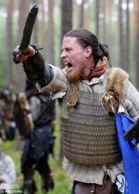 "На бойце - кольчуга, явно ручная работа" - это НЕ кольчуга. Кольчуга от слова КОЛЬЦО. Называется - ДОСПЕХ. Надо слегка повышать знания оот уровня 3х-летних, а не только восторгаться длинными тыкалками и рубилками