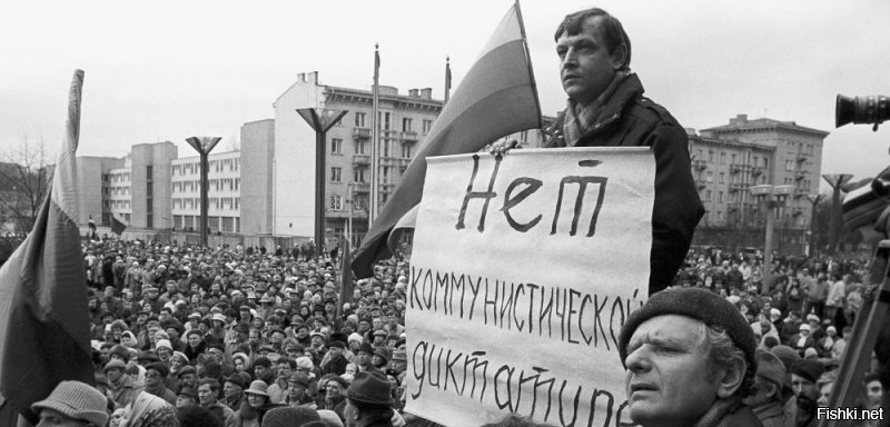 Что-то дофига предателей было) 
И, сдается мне, именно те, кто тогда и ходил на демонстрации - сейчас в своем большинстве и выходят на пенсию))) Как говорится: за что боролись, на то и напоролись))))
