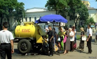 Покупаю концентрат квасного сусла, одна ложка на 3л банку, стакан сахара и 3г сухих дрожжей. 
Через сутки разлить по бутылкам, еще через 12 часов в холодильник.
Чистого времени на приготовление - 15 минут. 
Вкус как старый добрый советский квас.