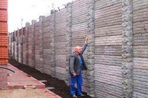 Это на дачных участках ограничение по заборам!
Если у тебя дом ИЖС то ты можешь поставить любой забор высотой до 2.5 метров.
В реальности же,  богатые люди строят вокруг своего дома заборы до 5-метров! 

видео про это