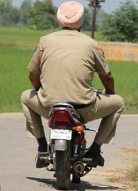 В разговор вмешалась мама
- Эти ноги у Динамо
очень жаль, что наш Спартак 
не догонит их никак