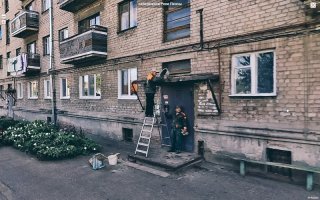 и воображение сразу рисует картину - 

 стук в дери и крики старушки -"выпустите изверги" ...
 и невозмутимый голос рабочего, который держит двери - "обожди, мы тут работаем, еще пара часов - и закончим" ... :)