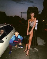 а ето лимузин с личным шофёром походу?