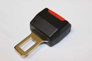 Не был пристёгнут или