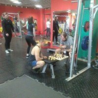 Он прикидывает, соберет ли бородач флеш-рояль на следующей раздаче или просто вырубит хуком справа нападающего сборной по кёрлингу.