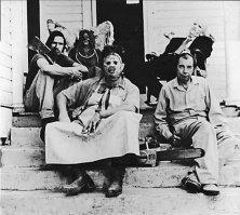 Полагаю, за тем же, зачем ему кадр со с'емок фильма "Техасская резня бензопилой" (Texas Chainsaw Massacre), 1974... справа в первом ряду - актер Джим Сидоу