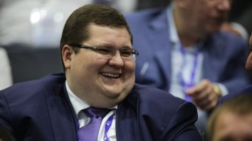 Ну конечно, как иначе, Эльдорадо заботится о равномерности выигравшей комбинации для всех участников. У меня вот один знакомый, моих знакомых, каждый раз случайно выигрывает, но не корите его зря, там на самом деле взаправду так. В Столото такая же фигня. А контролирующие органы ржут как кони :)