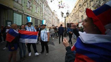 Девушки стоя рядом с горячими аргентинцами забыли как выглядит флаг России и получилось на фото флаг братьев сербов!!!))))))
