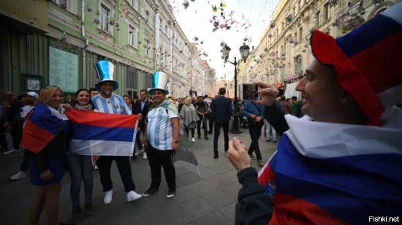 Девушки стоя рядом с горячими аргентинцами забыли как выглядит флаг России и получилось на фото флаг братьев сербов!!!))))))