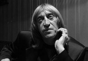 Виктор Авилов, к сожалению его нет с нами с 2004 года, в театре "На Юго-Западе" сыграл немало ролей. Тоже не блистал внешностью. Особенно его я запомнил в роли Дантеса (Узник замка Иф)