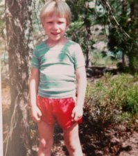 Какие милые детки на фото!
Андерс Брейвик, Тед Банди, Адольф Гитлер.