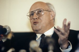 Старательные омоновцы не признали Диего Марадону: видео