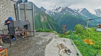 Ща Первую собаку дожарит, вторую освежует)))