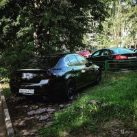 Этот инфинити еще на газонах паркуется как мудак