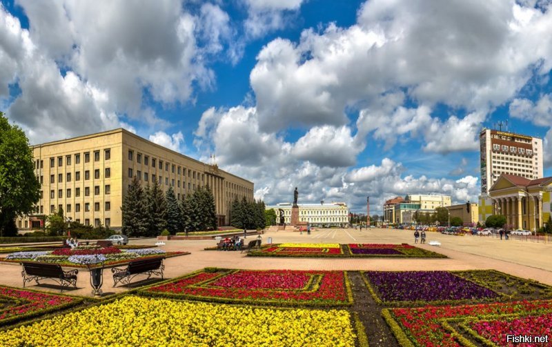 Братан, вот тебе виды за 1414 км от Москвы. г. Ставрополь. Зацени, у нас никакого СМ не было и не планируется. Зато звание самого благоустроенного города в РФ за 5 лет 2 раза брали, и таких полным полно, так что не завирайся. Зайти и посмотреть фото в инете может даже младенец сейчас.