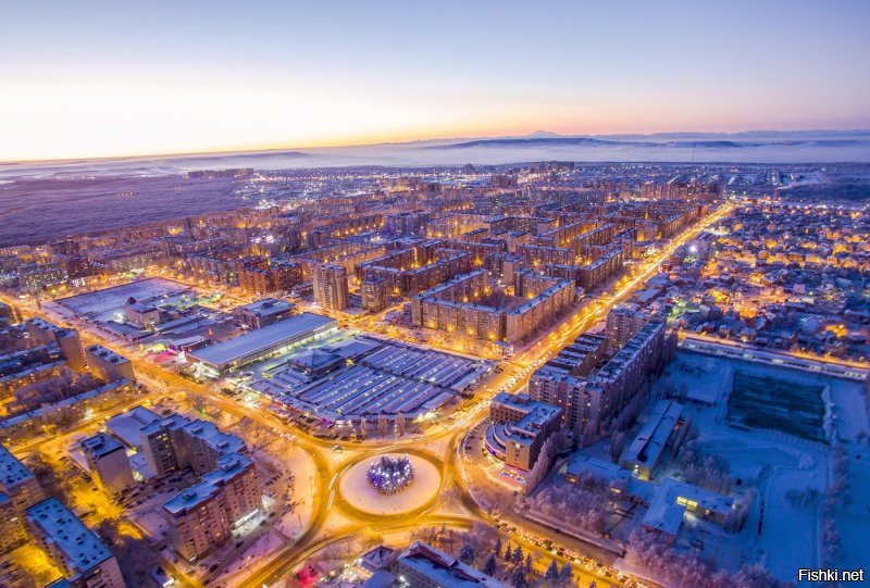 Братан, вот тебе виды за 1414 км от Москвы. г. Ставрополь. Зацени, у нас никакого СМ не было и не планируется. Зато звание самого благоустроенного города в РФ за 5 лет 2 раза брали, и таких полным полно, так что не завирайся. Зайти и посмотреть фото в инете может даже младенец сейчас.