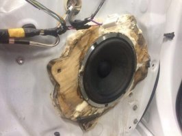 Если что, то это очень грамотная установка динамика! Можно, конечно, по аккуратнее, но главное жесткое крепление и звукоизоляция.