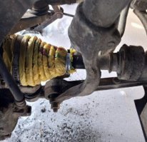 А тут что не так, это может в Москве все в наличии, а в регионах з/части может не быть в наличие, доставка неделя-две, +обычно в нормальных СТО очередь, вот и выходит из-за сальника ставить машину на прикол на 2-3 недели не всем хочется, а пакет это время, если конечно не морозы без проблем отходит, причем 100% заменяя назначение сальника.