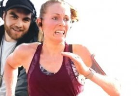 Муж забавно отреагировал на победу своей жены в забеге