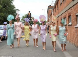 Открытие Royal Ascot: британские модницы и безумные шляпы на легендарных скачках