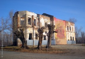 "приезжайте отдохнуть к нам, в деревню.. " - адрес то какой? Куда ехать то? Хотя по некоторым намекам можно найти эту деревеньку....
 Курганская область, Далматовский район, село Уксянское