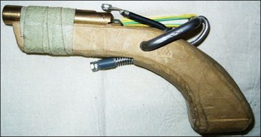 " и даже пахли настоящим порохом" - по правде сказать, пистоны не могут пахнуть порохом от слова совсем. Ибо в них нет пороха. Кто стрелял из самопалов это знают.  Дымный порох пахнет сероводородом, бездымный чем то кислым. И только у пистонов неповторимый аромат.
 В составе  пистонов красный фосфор, бертолетовая соль и различные добавки.
Состав для пистонов  (в процентах): 
Бертолетовой соли ....... 39 
Окиси свинца .......... 39 
Красного фосфора ........ 19  
Декстрина ............ 3