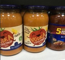 В Россию с выдумкой делают, а в своей Латвии такой не продают: просто "Соус для макарон", "Соус из овощей". Захочешь жить, как говорится, и не так раскорячишься :)