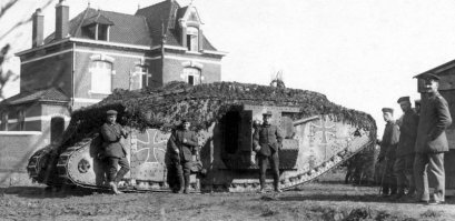 "Ноябрь 1917 года. Немецкие солдаты пытаются поставить захваченный ими британский танк на рельсы, не понимая, как правильнее его использовать."
Автору и ТС не надо считать немцев себеподобными кретинами. К тому времени танки применялись уже более года. Это ремонтная мастерская где немцы ремонтировали для своей армии трофейные танки.