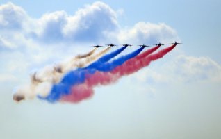 Ну, кто с мечем пришел,  тот оралом по кумполу и получит, наверное, а может и нет :)
Шоб красиво было - главное  еннтоть