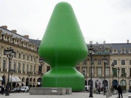 Надо бы ему на Рождество отправить открытку с фотографией рождественской елки в Париже.