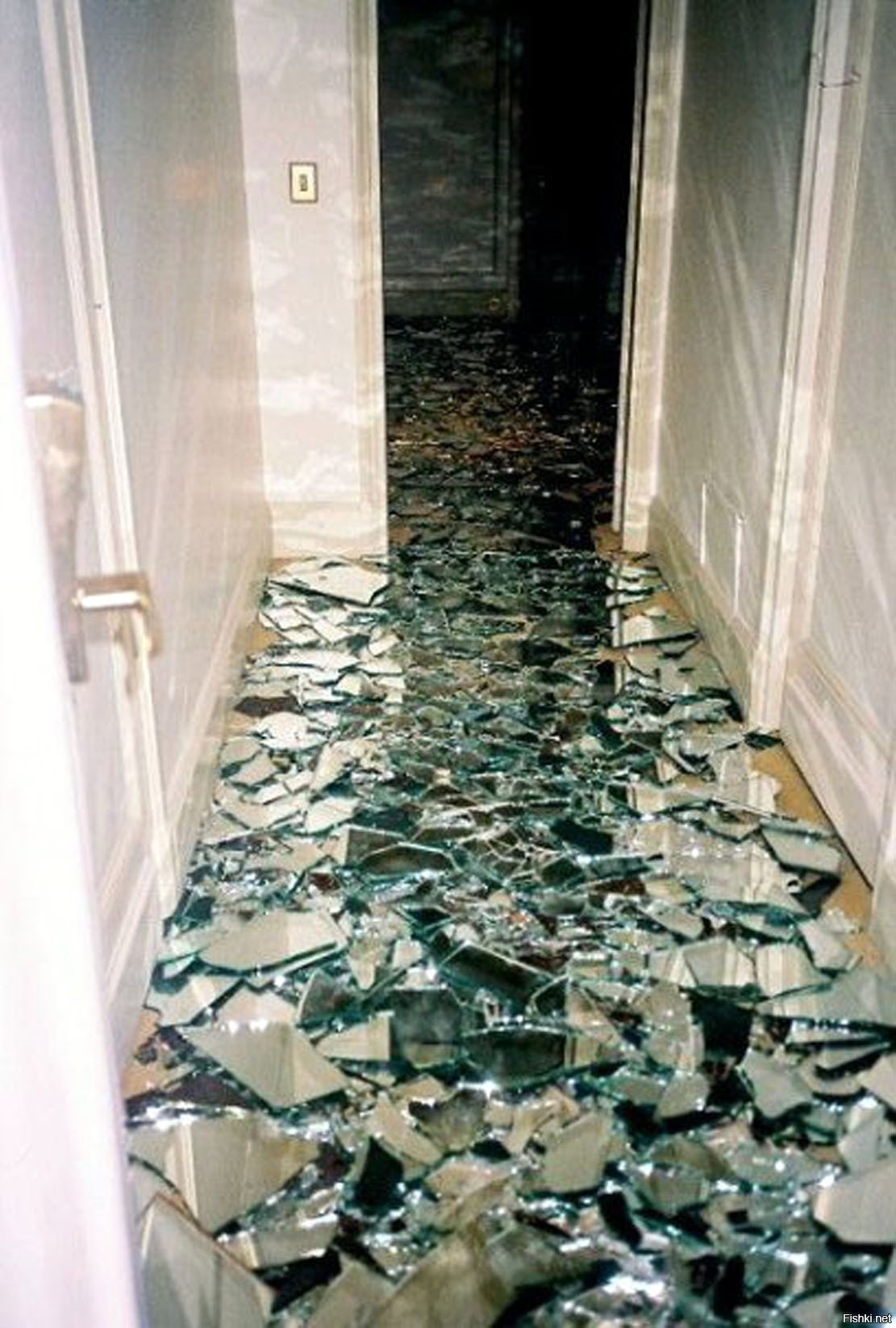 Broken on the floor. Разбитые стекла на полу. Пол из разбитого стекла. Необычный пол в квартире. Пол с разбитым стеклом.