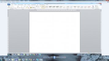 Всегда с кем нибудь новым прокатывает, это  скрин шот документа с которым он работает, сохраняешь скрин на рабочем столе и разворачиваешь его, всё, единственное что ему можно сделать это истерично звать сисадмина.....ну или нажать клавишу Esc
