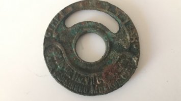 Это похоже на накладку замка дверей в ЖД вагоне.