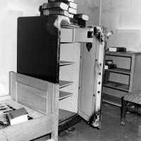 Фюрербункер и осмотр дивана ,на котором застрелился гитлер,осматривают пятна крови.