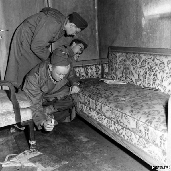 Фюрербункер и осмотр дивана ,на котором застрелился гитлер,осматривают пятна крови.