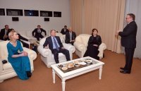 Кресла "бахатые", но писец неудобные.



Со светом и водопроводом - шикарное жильё. Из донжона вид должен быть особенно красочный.

Ну и живут они там уже около тысячи лет. Х