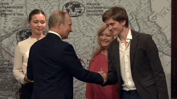 Ну почему же нет? Растет смена. Алексей Лапин, 15 лет. Сейчас ведет пока передачу с Дроздовым, скоро сам начнет. А может и уже сам.