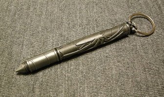 Реально хороший брелок.

Куботан (яп. クボタン, The Kubotan keychain)   брелок с ключами для самозащиты, разработанный Сокэ Кубота Такаюки. Брелок для ключей, совершивший переворот в концепции безоружной самообороны, как полицейских, так и обычных граждан. Куботан используется во многих странах мира в полиции и для самообороны, как не наступательное и поэтому не запрещённое оружие, которое даёт его владельцу возможности для сопротивления нападающему или для задержания физически сильного подозреваемого. Для неопытного глаза он выглядит как безобидный брелок. Входит в снаряжение полиции США и ряда других стран.