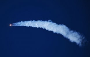 Приятно читать как у либерастов подгорает:)

1. ЦАМТО, 18 июня. С Государственного испытательного космодрома Плесецк боевым расчетом Космических войск ВКС 17 июня в 00 ч. 46 мин. мск проведен успешный пуск ракеты космического назначения среднего класса "Союз-2.1Б" с российским навигационным космическим аппаратом "Глонасс-М".

Это третий пуск ракет космического назначения с космодрома Плесецк в 2018 году. С начала года с северного космодрома успешно проведены также пуски ракет-носителей легкого класса "Союз-2.1В" и "Рокот". Летные испытания космического ракетного комплекса "Союз-2" начались на космодроме Плесецк 8 ноября 2004 года. За прошедшие четырнадцать лет с северного космодрома проведено 33 пуска ракет-носителей "Союз-2" этапов модернизации 1а, 1б и 1в.


2. НПО "Энергомаш" поставляет в США ракетные двигатели РД-180 для ракет-носителей Atlas III и Atlas V и РД-181 для ракет Antares. Контракты на оба типа двигателей рассчитаны на период до конца 2019 года.

Первое соглашение по РД-180 было заключено в 1997 году и предусматривало поставку 101 двигателя, сделка оценивалась примерно в $1 млрд. США также получили лицензию на производство РД-180 и его аналогов, но пока не смогли организовать их выпуск (лицензионное соглашение закончится в 2030 году)


МОСКВА, 15 июня. /ТАСС/. Проведение огневых испытаний двигателя РД-171МВ для новой средней ракеты-носителя "Союз-5" запланировано на 2019 год. Об этом сообщил в интервью ТАСС главный конструктор разработчика двигателя Научно-производственного объединения "Энергомаш" Петр Левочкин.

3."Огневые испытания первого доводочного двигателя РД-171МВ запланированы на 2019 год. Первый товарный двигатель мы должны поставить заказчику в 2021 году для первого беспилотного запуска "Союза-5", который должен состояться в 2022 году. Для пилотируемого запуска ракеты, который запланирован на 2024 год, мы планируем поставить двигатель РД-171МВ в 2023 году", - сообщил Левочкин.

О "Союзе-5"
Ракету-носитель среднего класса "Союз-5" разрабатывает Ракетно-космическая корпорация "Энергия". Ранее сообщалось, что Роскосмос утвердил после доработок эскизный проект этой ракеты. Сейчас уже разрабатывается рабочая конструкторская документация.

Ракета "Союз-5" сможет использоваться для выведения пилотируемого корабля "Федерация" на низкую околоземную орбиту. Основные элементы и технологии нового носителя будут применены при разработке ракеты-носителя сверхтяжелого класса.


;)