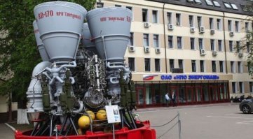 Приятно читать как у либерастов подгорает:)

1. ЦАМТО, 18 июня. С Государственного испытательного космодрома Плесецк боевым расчетом Космических войск ВКС 17 июня в 00 ч. 46 мин. мск проведен успешный пуск ракеты космического назначения среднего класса "Союз-2.1Б" с российским навигационным космическим аппаратом "Глонасс-М".

Это третий пуск ракет космического назначения с космодрома Плесецк в 2018 году. С начала года с северного космодрома успешно проведены также пуски ракет-носителей легкого класса "Союз-2.1В" и "Рокот". Летные испытания космического ракетного комплекса "Союз-2" начались на космодроме Плесецк 8 ноября 2004 года. За прошедшие четырнадцать лет с северного космодрома проведено 33 пуска ракет-носителей "Союз-2" этапов модернизации 1а, 1б и 1в.


2. НПО "Энергомаш" поставляет в США ракетные двигатели РД-180 для ракет-носителей Atlas III и Atlas V и РД-181 для ракет Antares. Контракты на оба типа двигателей рассчитаны на период до конца 2019 года.

Первое соглашение по РД-180 было заключено в 1997 году и предусматривало поставку 101 двигателя, сделка оценивалась примерно в $1 млрд. США также получили лицензию на производство РД-180 и его аналогов, но пока не смогли организовать их выпуск (лицензионное соглашение закончится в 2030 году)


МОСКВА, 15 июня. /ТАСС/. Проведение огневых испытаний двигателя РД-171МВ для новой средней ракеты-носителя "Союз-5" запланировано на 2019 год. Об этом сообщил в интервью ТАСС главный конструктор разработчика двигателя Научно-производственного объединения "Энергомаш" Петр Левочкин.

3."Огневые испытания первого доводочного двигателя РД-171МВ запланированы на 2019 год. Первый товарный двигатель мы должны поставить заказчику в 2021 году для первого беспилотного запуска "Союза-5", который должен состояться в 2022 году. Для пилотируемого запуска ракеты, который запланирован на 2024 год, мы планируем поставить двигатель РД-171МВ в 2023 году", - сообщил Левочкин.

О "Союзе-5"
Ракету-носитель среднего класса "Союз-5" разрабатывает Ракетно-космическая корпорация "Энергия". Ранее сообщалось, что Роскосмос утвердил после доработок эскизный проект этой ракеты. Сейчас уже разрабатывается рабочая конструкторская документация.

Ракета "Союз-5" сможет использоваться для выведения пилотируемого корабля "Федерация" на низкую околоземную орбиту. Основные элементы и технологии нового носителя будут применены при разработке ракеты-носителя сверхтяжелого класса.


;)