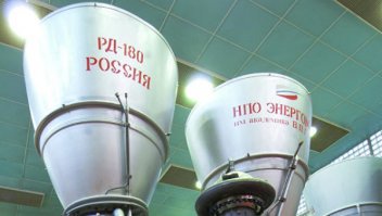 Приятно читать как у либерастов подгорает:)

1. ЦАМТО, 18 июня. С Государственного испытательного космодрома Плесецк боевым расчетом Космических войск ВКС 17 июня в 00 ч. 46 мин. мск проведен успешный пуск ракеты космического назначения среднего класса "Союз-2.1Б" с российским навигационным космическим аппаратом "Глонасс-М".

Это третий пуск ракет космического назначения с космодрома Плесецк в 2018 году. С начала года с северного космодрома успешно проведены также пуски ракет-носителей легкого класса "Союз-2.1В" и "Рокот". Летные испытания космического ракетного комплекса "Союз-2" начались на космодроме Плесецк 8 ноября 2004 года. За прошедшие четырнадцать лет с северного космодрома проведено 33 пуска ракет-носителей "Союз-2" этапов модернизации 1а, 1б и 1в.


2. НПО "Энергомаш" поставляет в США ракетные двигатели РД-180 для ракет-носителей Atlas III и Atlas V и РД-181 для ракет Antares. Контракты на оба типа двигателей рассчитаны на период до конца 2019 года.

Первое соглашение по РД-180 было заключено в 1997 году и предусматривало поставку 101 двигателя, сделка оценивалась примерно в $1 млрд. США также получили лицензию на производство РД-180 и его аналогов, но пока не смогли организовать их выпуск (лицензионное соглашение закончится в 2030 году)


МОСКВА, 15 июня. /ТАСС/. Проведение огневых испытаний двигателя РД-171МВ для новой средней ракеты-носителя "Союз-5" запланировано на 2019 год. Об этом сообщил в интервью ТАСС главный конструктор разработчика двигателя Научно-производственного объединения "Энергомаш" Петр Левочкин.

3."Огневые испытания первого доводочного двигателя РД-171МВ запланированы на 2019 год. Первый товарный двигатель мы должны поставить заказчику в 2021 году для первого беспилотного запуска "Союза-5", который должен состояться в 2022 году. Для пилотируемого запуска ракеты, который запланирован на 2024 год, мы планируем поставить двигатель РД-171МВ в 2023 году", - сообщил Левочкин.

О "Союзе-5"
Ракету-носитель среднего класса "Союз-5" разрабатывает Ракетно-космическая корпорация "Энергия". Ранее сообщалось, что Роскосмос утвердил после доработок эскизный проект этой ракеты. Сейчас уже разрабатывается рабочая конструкторская документация.

Ракета "Союз-5" сможет использоваться для выведения пилотируемого корабля "Федерация" на низкую околоземную орбиту. Основные элементы и технологии нового носителя будут применены при разработке ракеты-носителя сверхтяжелого класса.


;)