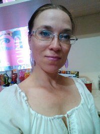 Девушке столько и дала, а даме лет 50. Даже удивительно, что имея свой салон красоты, она выглядит не на свой возраст. а даже старше. Вот я я в 42. Причём никаких салонов, фитнесов, диет и прочего.