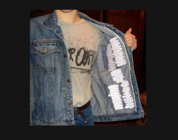 это мы помним про шпаргалки, а те кто вырос в эпоху интернета и телефонов про них мало что слышали .
 Мало того , ей еще надо грамотно воспользоваться чтоб не спалиться .