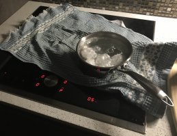 ХХI век на дворе, а кто-то до сих пор варочные панели скребет. Полотенце или салфетку подстелил и всё, ваще никаких пятен !