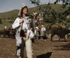 Если вот этот кадр, то это "Веселые ребята", но в 1934 году носимых магнитофонов еще не было.