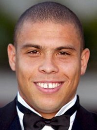 Они даже не братья.
На первой фотке Роналдо оригинал - "зубастик" (бразилец), на второй - Роналдинью (тоже бразилец). Ну а, современного Роналдо, думаю представлять не нужно.